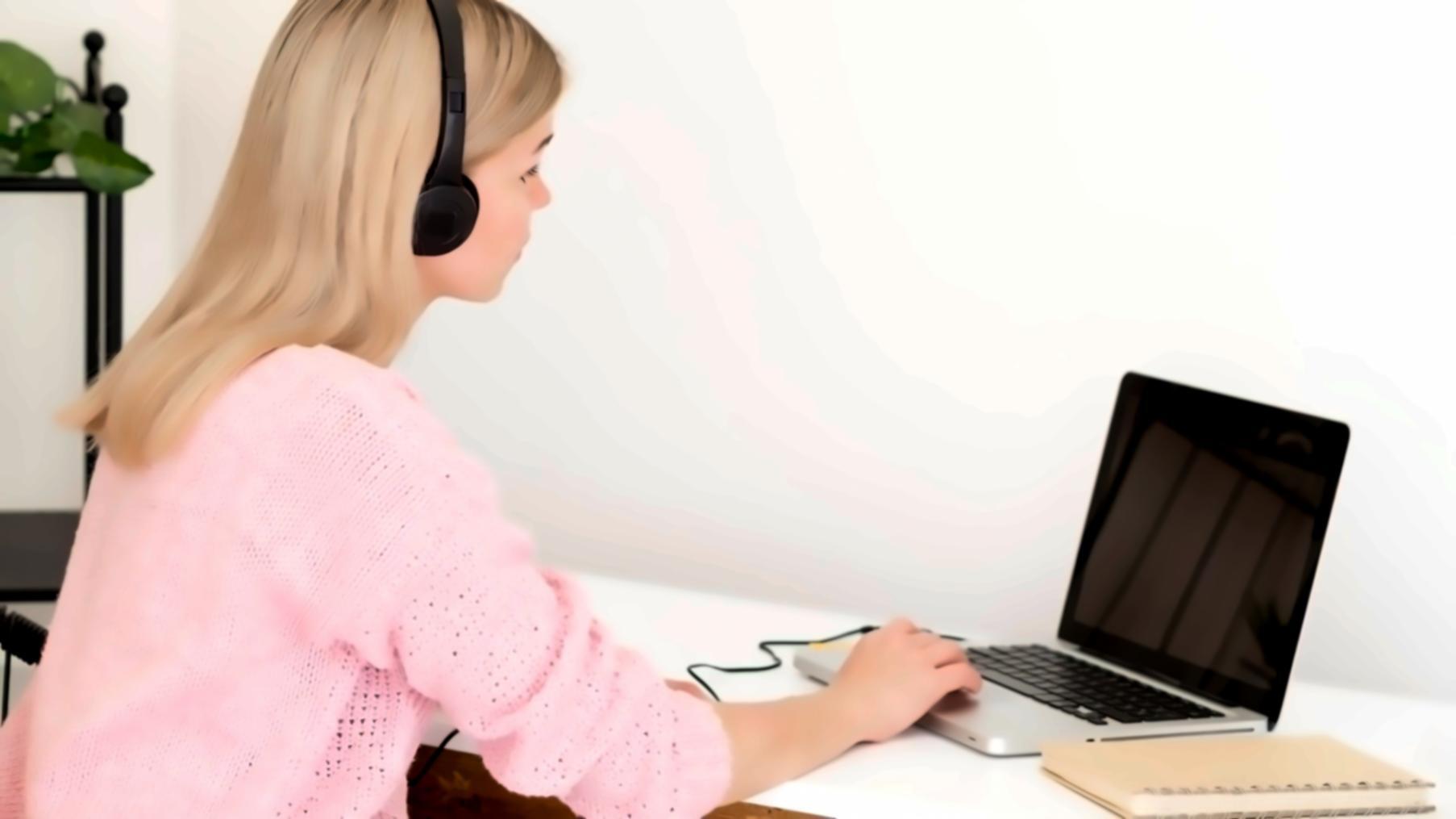 Profesionales colaborando en sesión de trabajo grupal